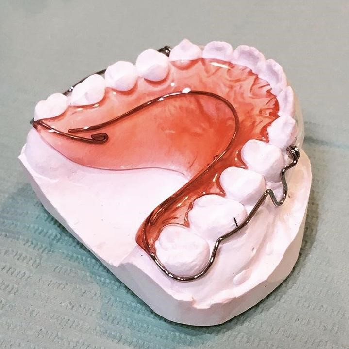 マウスピースケース　外：白　内：紫　インビザライン　矯正　歯　リテーナーケース